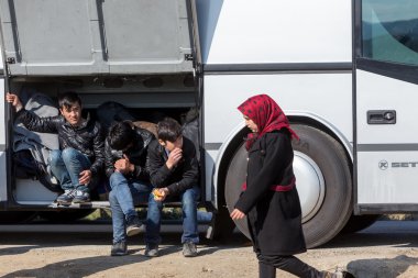Göçmenler Greec arasındaki sınırda bir bekleyiş içinde yüzlerce