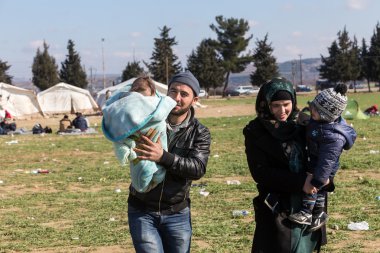 Göçmenler Greec arasındaki sınırda bir bekleyiş içinde yüzlerce