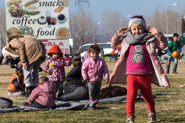 Thousands migrants and refugees are waiting in the parking lot o — Stock Photo, Image