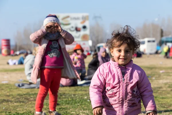 Milhares de migrantes e refugiados estão esperando no estacionamento o — Fotografia de Stock