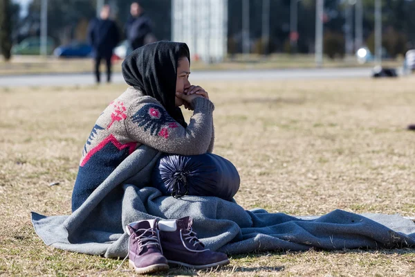 Duizenden migranten en vluchtelingen wachten in de parkeerplaats o — Stockfoto