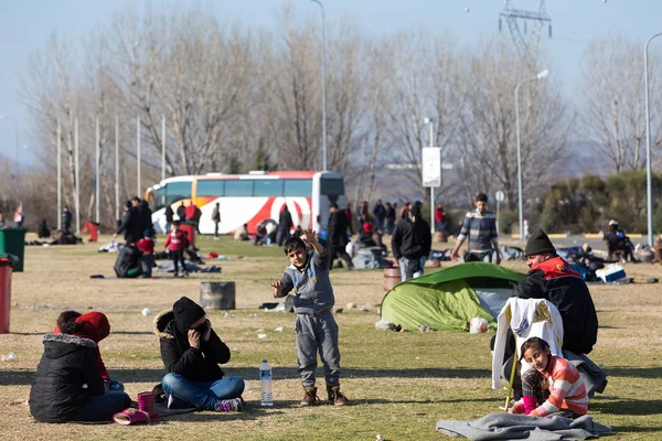Тысячи мигрантов и беженцев ждут на парковке — стоковое фото