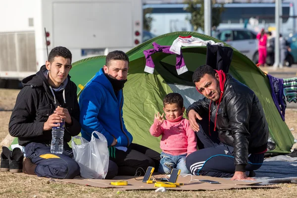 Duizenden migranten en vluchtelingen wachten in de parkeerplaats o — Stockfoto