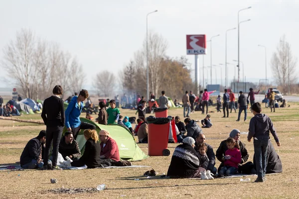 Тисячі мігрантів та біженців очікує в стоянці o — стокове фото