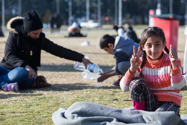 Miles de migrantes y refugiados esperan en el estacionamiento o —  Fotos de Stock