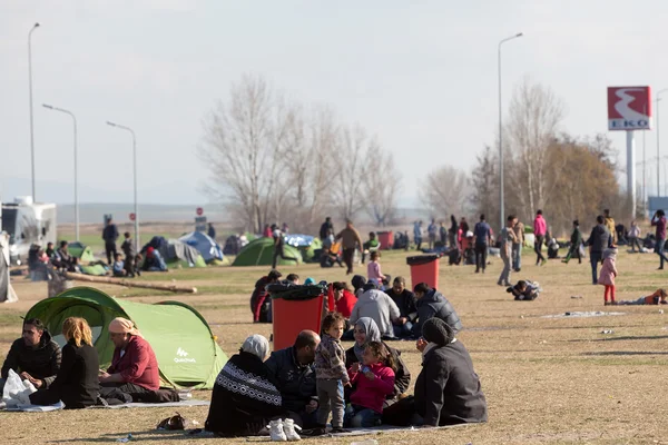 Duizenden migranten en vluchtelingen wachten in de parkeerplaats o — Stockfoto