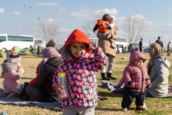 Milhares de migrantes e refugiados estão esperando no estacionamento o — Fotografia de Stock