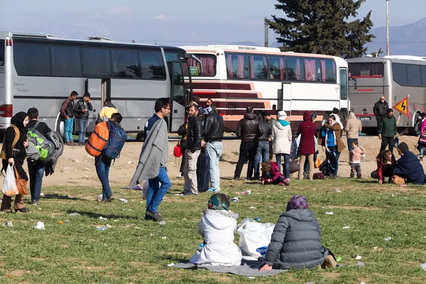 Göçmenler Greec arasındaki sınırda bir bekleyiş içinde yüzlerce — Stok fotoğraf