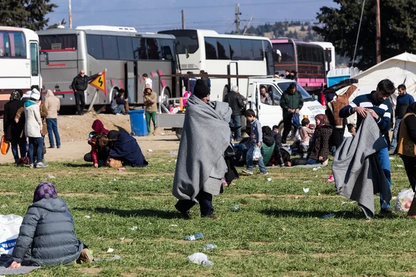 Сотні іммігрантів, що знаходяться в чекати на кордоні між Greec — стокове фото