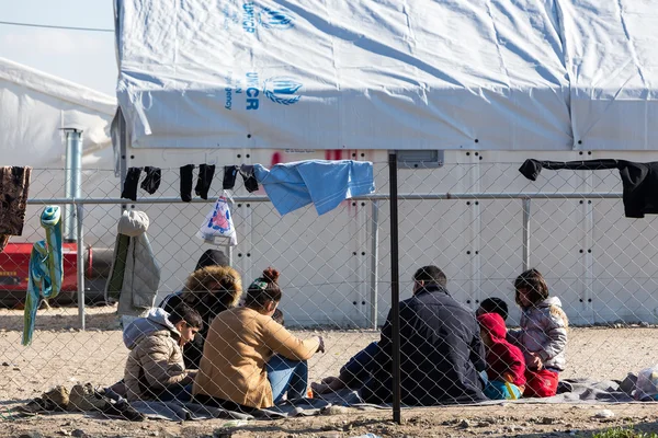 Hundreds of immigrants are in a wait at the border between Greec — Stock Photo, Image