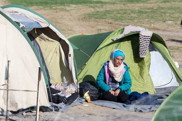 Centenas de imigrantes estão à espera na fronteira entre Greec — Fotografia de Stock