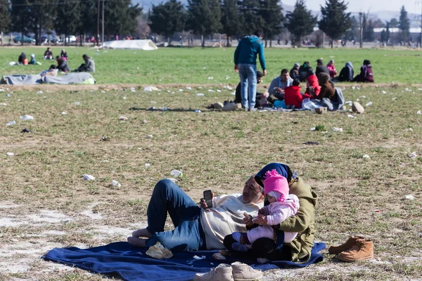 Cientos de inmigrantes esperan en la frontera entre Grecia — Foto de Stock