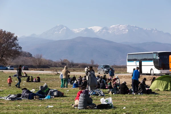 Cientos de inmigrantes esperan en la frontera entre Grecia — Foto de Stock