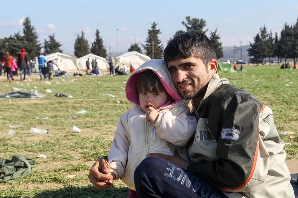 Centenas de imigrantes estão à espera na fronteira entre Greec — Fotografia de Stock