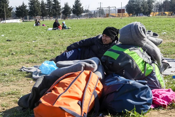 Göçmenler Greec arasındaki sınırda bir bekleyiş içinde yüzlerce — Stok fotoğraf