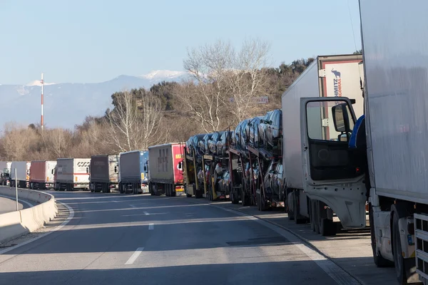 Trasporti internazionali camion sono bloccati dalle cros confine — Foto Stock