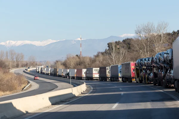 Trasporti internazionali camion sono bloccati dalle cros confine — Foto Stock