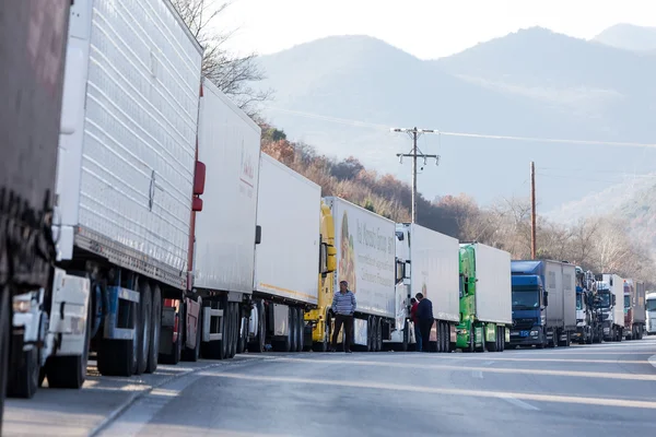 Trasporti internazionali camion sono bloccati dalle cros confine — Foto Stock