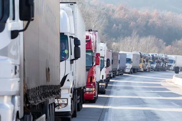 Camions de transport international sont bloqués de la frontière cros — Photo