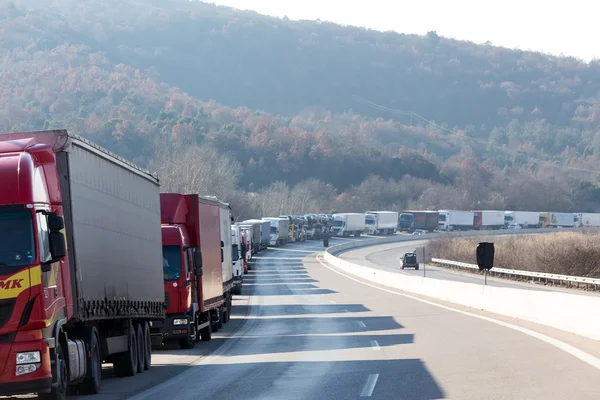 Trasporti internazionali camion sono bloccati dalle cros confine — Foto Stock