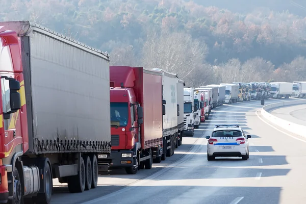 Trasporti internazionali camion sono bloccati dalle cros confine — Foto Stock