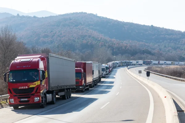 Trasporti internazionali camion sono bloccati dalle cros confine — Foto Stock