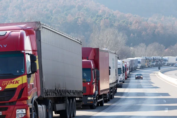 Trasporti internazionali camion sono bloccati dalle cros confine — Foto Stock