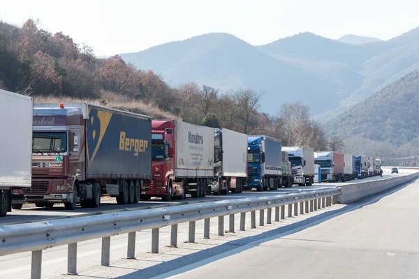 Trasporti internazionali camion sono bloccati dalle cros confine — Foto Stock