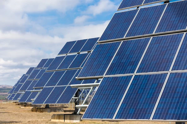 Planta fotovoltaica que produce energía alternativa —  Fotos de Stock