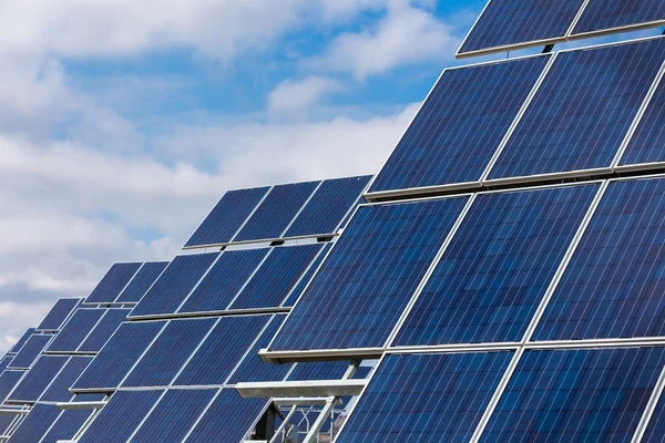 Fotovoltaická elektrárna vyrábí alternativní zdroje energie — Stock fotografie