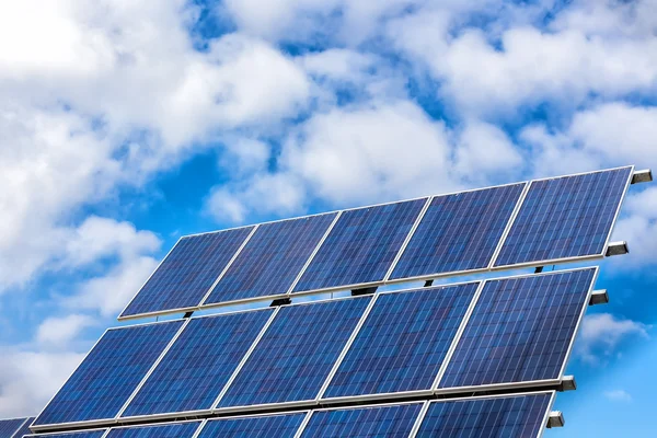 Central fotovoltaica que produz energia alternativa — Fotografia de Stock