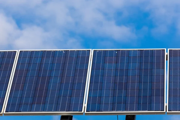 Central fotovoltaica que produz energia alternativa — Fotografia de Stock