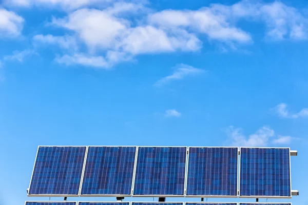 Central fotovoltaica que produz energia alternativa — Fotografia de Stock