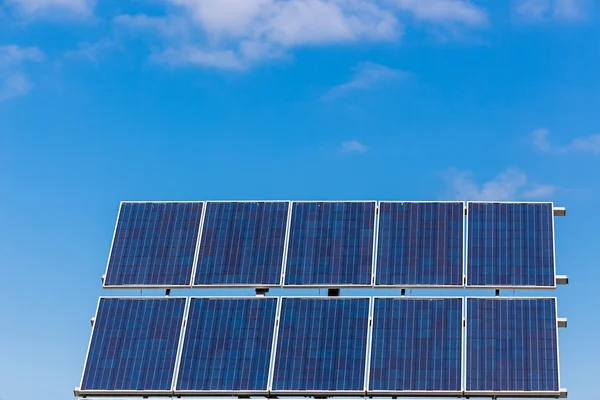 Fotovoltaická elektrárna vyrábí alternativní zdroje energie — Stock fotografie