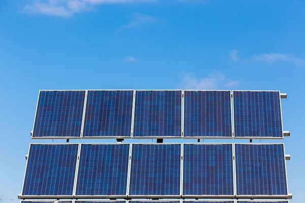 Central fotovoltaica que produz energia alternativa — Fotografia de Stock