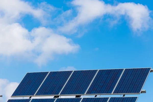Central fotovoltaica que produz energia alternativa — Fotografia de Stock