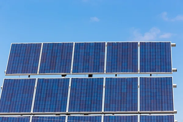 Central fotovoltaica que produz energia alternativa — Fotografia de Stock