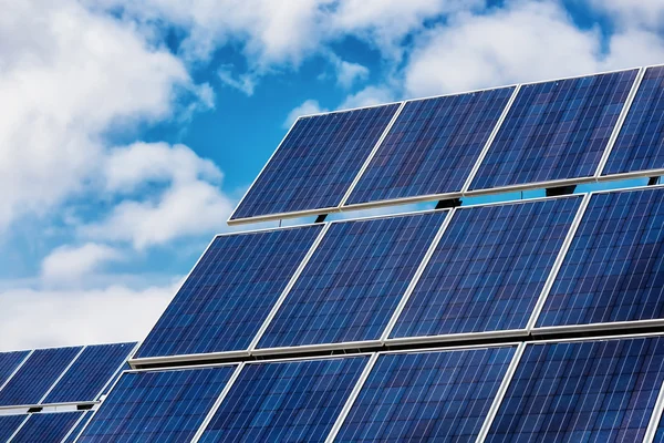 代替エネルギーを作り出す太陽光発電所 — ストック写真