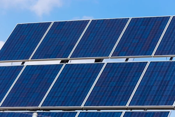 Central fotovoltaica que produz energia alternativa — Fotografia de Stock