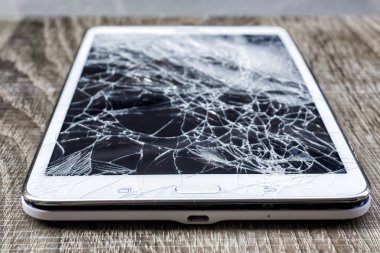 Kırık cam tablet grunge ahşap üzerine. Seçici odak. Düşük 