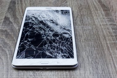 Kırık cam tablet grunge ahşap üzerine. Seçici odak. Düşük 