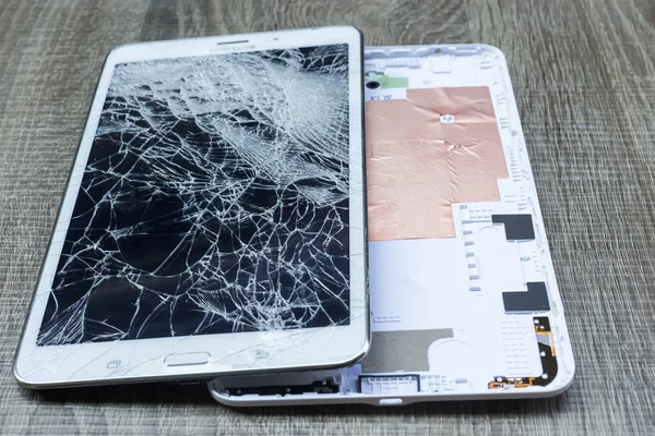 Broken glass of tablet on the grunge wood. Selective focus. Low — Stock Photo, Image