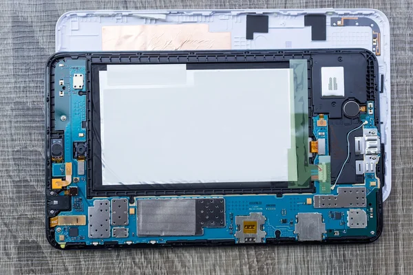 Fotos de cerca que muestran el proceso de reparación de la tableta — Foto de Stock