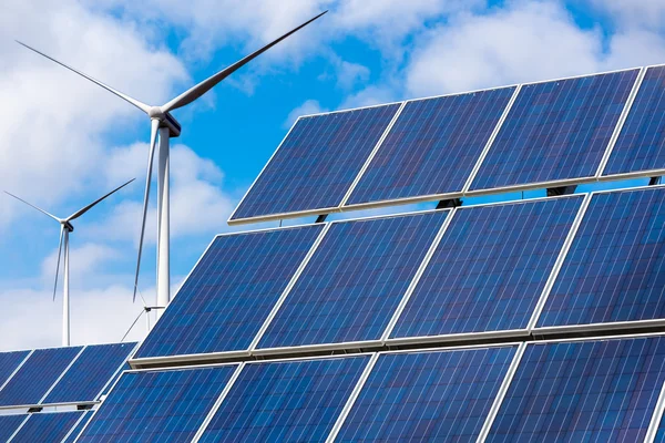 太陽と風の turbi で再生可能な太陽エネルギーを使用して発電所 — ストック写真