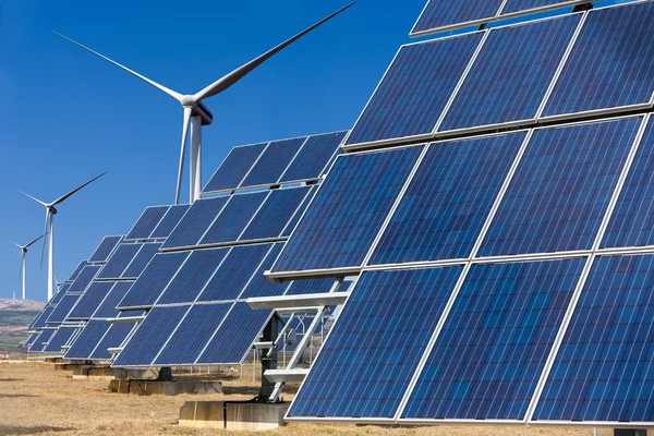 太陽と風の turbi で再生可能な太陽エネルギーを使用して発電所 — ストック写真