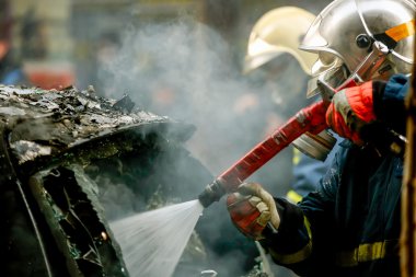 İtfaiyeci yanan bir araba bir patlamadan sonra mücadele