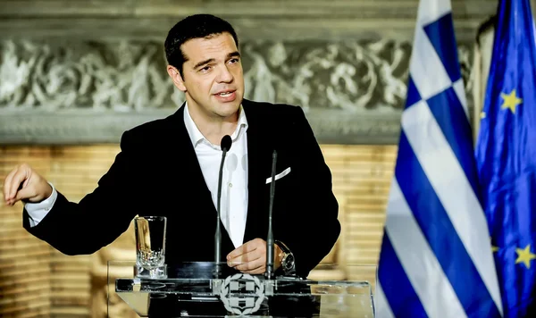 Kreikan pääministeri Alexis Tsipras lehdistötilaisuudessa — kuvapankkivalokuva