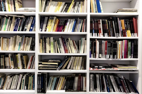 Bookshelves in a bookstore in Thessaloniki, Greece — Stock Photo, Image