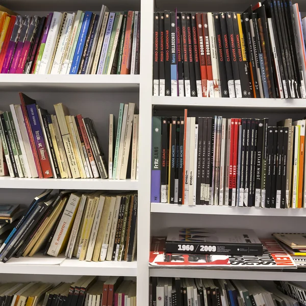 Estanterías en una librería en Tesalónica, Grecia — Foto de Stock