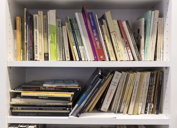 Boekenkasten in een boekhandel in Thessaloniki, Griekenland — Stockfoto